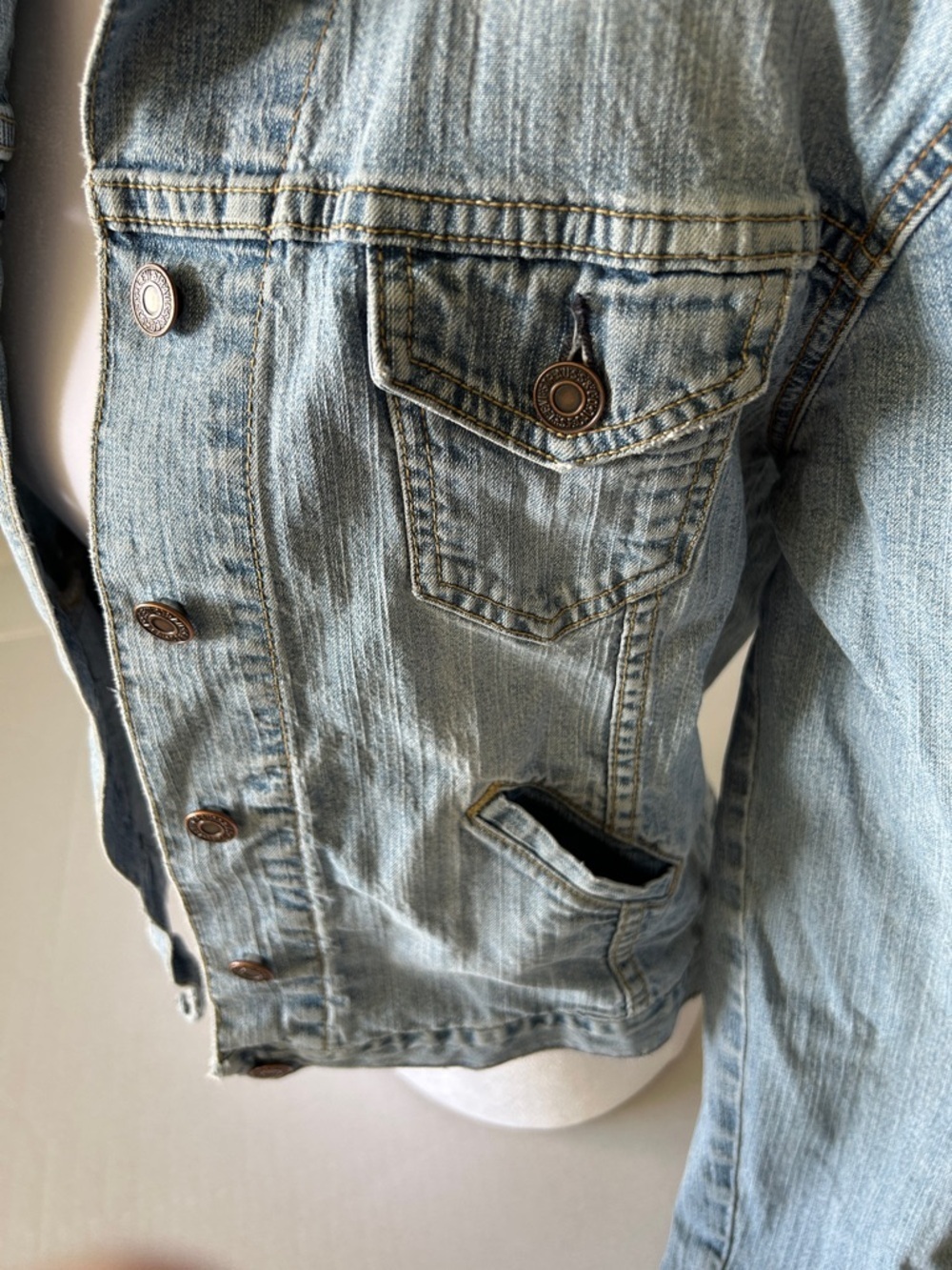 LEVI’S VINTAGE CROPPED DISTRESSED LIGHT BLUE TRUCKER JACKET SIZE SMALL - Picture 5 of 11